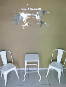 mapa świata ze stołem i dwoma krzesłami w obiekcie Depto. con Jacuzzi aeropuerto w mieście Chihuahua