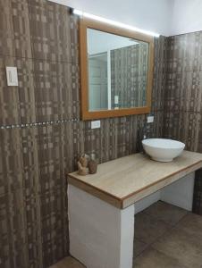 ein Bad mit einem Waschbecken und einem Spiegel in der Unterkunft Depto. con Jacuzzi aeropuerto in Chihuahua