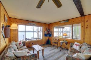 Posezení v ubytování Lakefront Cabin with Private Dock and Beach!