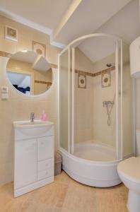 een badkamer met een douche, een toilet en een wastafel bij Apartament nad Czarnym Potokiem in Krynica Zdrój