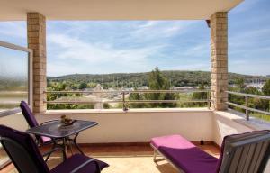 a balcony with a table and chairs and a view at Apartman Studio in Pula