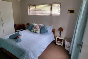 a bedroom with a bed and a window at Hoopoe Cottage in Drummond