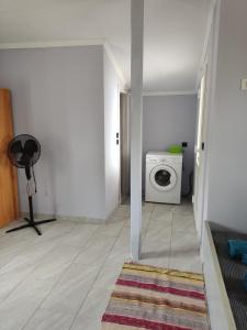 - un couloir avec un lave-linge dans la chambre dans l'établissement Ouranoupolis View Point, à Ouranoupoli