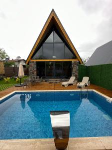 een zwembad voor een huis bij ROSE SAPANCA STONE HOUSE in Sakarya