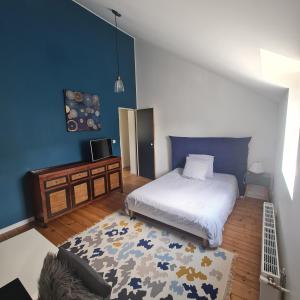 Ein Bett oder Betten in einem Zimmer der Unterkunft Duplex spacieux et lumineux à 5 min de Lille