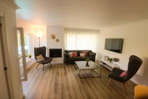 Televisyen dan/atau pusat hiburan di Cascais Getaway with a shared pool