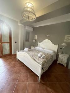 una camera da letto con un letto bianco e un animale di peluche di CS Holiday a Castelnuovo Berardenga