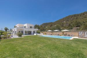 Villa con piscina y montaña en Villa con vistas al mar, en Sant Jordi