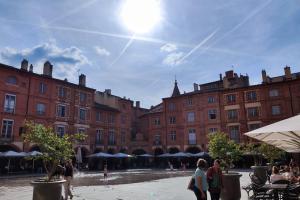 a group of people walking in front of a building at Le Terra Cotta - proche Hyper centre in Montauban