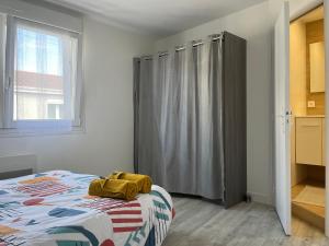 ein Schlafzimmer mit einem Bett, einem Fenster und einer Dusche in der Unterkunft Appart43m² Proche Gare et Centre in Cholet