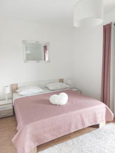Een bed of bedden in een kamer bij Apartments Marija Anchor