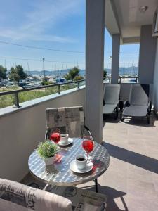 een tafel met twee glazen wijn op een balkon bij Apartments Marija Anchor in Zadar