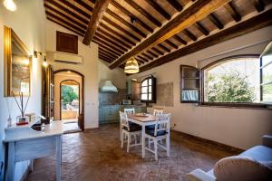 蒙塔尔奇诺Agriturismo Val di Tufo的配有桌椅的厨房和客厅