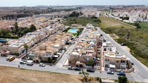 z góry widok na miasto z domami w obiekcie Holiday house Torrevieja w mieście Torrevieja