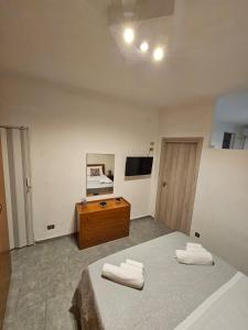1 dormitorio con 1 cama y TV en la pared en Cammy's house, en Monreale