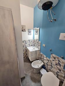 niebieska łazienka z toaletą i umywalką w obiekcie Cammy's house w mieście Monreale
