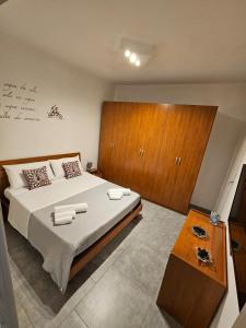 sypialnia z dużym łóżkiem i drewnianymi szafkami w obiekcie Cammy's house w mieście Monreale