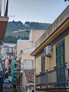 widok na aleję z budynkami w obiekcie Cammy's house w mieście Monreale