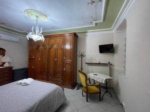 sypialnia z łóżkiem, stołem i żyrandolem w obiekcie CA' DIJ SARACH w mieście Canelli