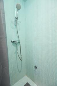een badkamer met een douche en een glazen deur bij Bed & Breakfast- La Villa Lopud in Lopud Island