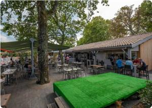 un grande tavolo da ping pong verde di fronte a un edificio di chalet 315 camping 4 étoiles Bassin d'Arcachon La Teste a La Teste-de-Buch