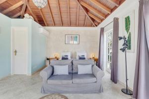 een woonkamer met een grijze bank in een kamer bij Villa Aventura in Kralendijk