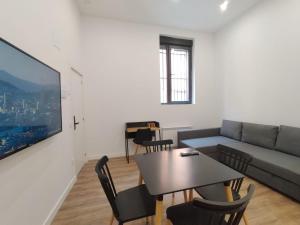 sala de estar con sofá y mesa en Apartamentos Vacceas by gaiarooms, en Salamanca