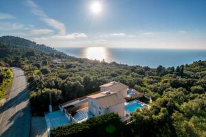 una vista aérea de una casa con vistas al océano en Elianthos Luxury Villas, en Tsoukaladhes