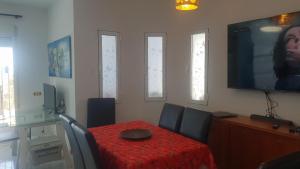 Telewizja i/lub zestaw kina domowego w obiekcie Casita Beach Front
