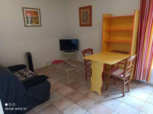 Televízia a/alebo spoločenská miestnosť v ubytovaní Anduze Gîte Les Lauriers au "Petit Clos des Cigales"