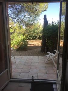 Vonkajšia záhrada v ubytovaní Anduze Gîte Les Lauriers au "Petit Clos des Cigales"