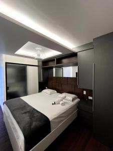 a bedroom with a large white bed in a room at Pousada do Braga in Cabo Frio