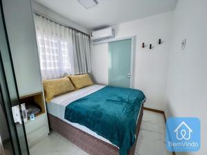 een kleine slaapkamer met een bed en een raam bij Apartamento Completo a 150m da Praia da Barra 3 in Salvador