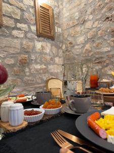 una mesa con platos de comida en una mesa en N'Gorice, en Berat