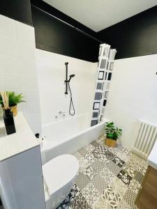 baño con aseo blanco y escalera en Spacious 1 bed in the Heart of City Center - 21 en Luxemburgo