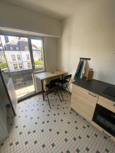 cocina con escritorio, mesa y ventana en Spacious 1 bed in the Heart of City Center - 21 en Luxemburgo