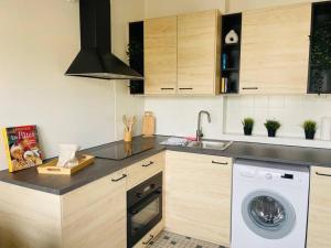 A kitchen or kitchenette at Spacious 1 bed in the Heart of City Center - 21