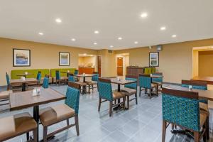una sala da pranzo con tavoli e sedie di Comfort Inn & Suites a Michigan City
