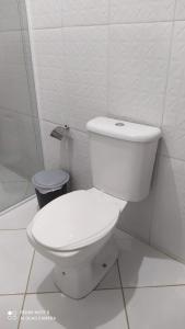 a bathroom with a white toilet in a room at Casa Completa com Garagem a 400mts da basilica in Aparecida