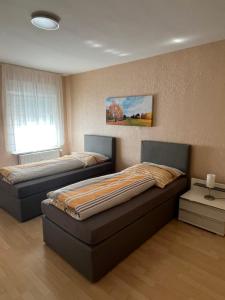 - une chambre avec 2 lits dans l'établissement Haus Kim Thinh, à Betzdorf