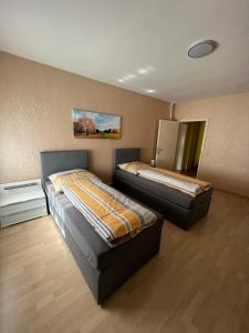Habitación con 2 camas en una habitación en Haus Kim Thinh en Betzdorf