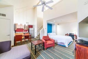 a hotel room with a bed and a kitchen at Metro Phoenix Loft sleeps 6 in Phoenix