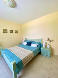 1 dormitorio con 1 cama azul en una habitación en Sea view country house en Prčanj