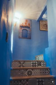 Habitación azul con escaleras y pared azul en CASA TROUSSI, en Chefchaouen