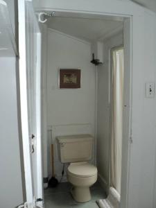 Bathroom sa 2 brdm Country Cottage #3 - Rosewood Cottages