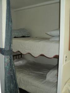 Bunk bed o mga bunk bed sa kuwarto sa 2 brdm Country Cottage #3 - Rosewood Cottages