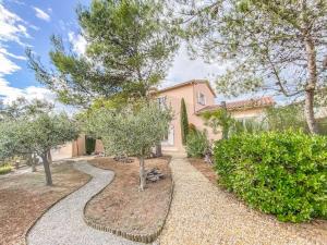 Vonkajšia záhrada v ubytovaní Anduze Gîte Les Pins au "Petit Clos des Cigales"