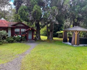 ein Haus mit einem Pavillon im Garten in der Unterkunft Volcano Village Estates in Volcano