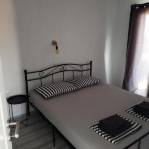 uma cama com duas almofadas num quarto em House Mara em Pakoštane