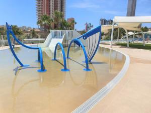 Bazén v ubytování Sunset Waves excellent apartment Benidorm nebo v jeho okolí